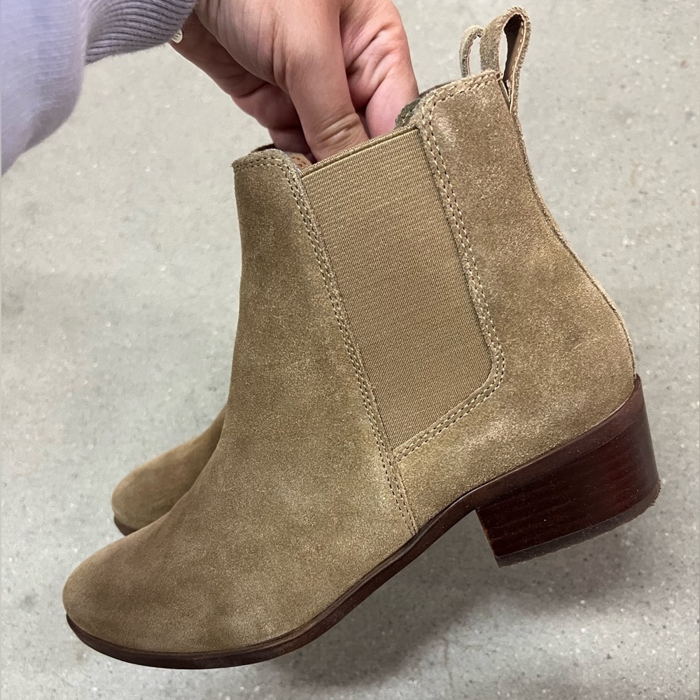 Women’s Steven Madden Dover nat suede size 7.5